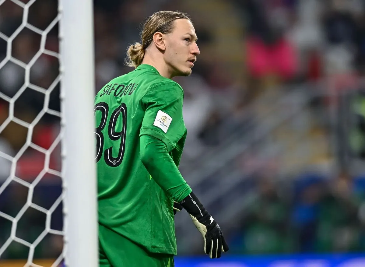 RMC Sport узнал о победе Сафонова в борьбе за место в основе ПСЖ Российский вратарь Матвей Сафонов как никогда прежде является первым номером в Пари Сен Жермен и так будет до конца сезона пишет RMC Sport Авторы статьи отмечают что Сафонов пользуется большим уважением в команде а его позитивный настрой часто хвалят сотрудники клуба В то же время у главного конкурента Сафонова Люка Шевалье адаптация в коллективе была сложнее Если Сафонов будет поддерживать этот уровень для Шевалье все кончено заявил RMC бывший вратарь ПСЖ Жером Алонсо Imago Global Look Press