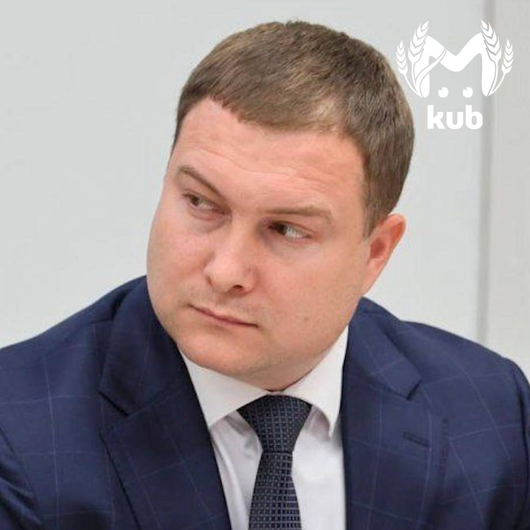 Тут бывшему замгубернатора Кубани смягчили меру пресечения. Александра Нестеренко отправили домой. Не поверите, но для этого надо было всего лишь признать ! вину. Ещё суд решил, чего шикарное жильё чиновника будет зря простаивать — учитывая наличие ПМЖ и двоих детей, экс-замгубера отпустили домой. Нестеренко задержали 22 мая по подозрению в превышении полномочий. За сутки до этого губернатор Кондратьев публично предложил ему уйти с должности.