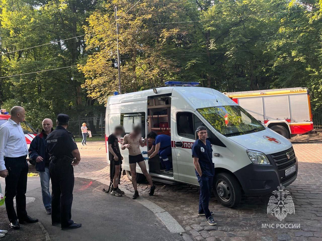 Взрыв в парке Калининграда: серьёзно пострадали двое подростков По данным СМИ, около часа назад в парке на улице Дмитрия Донского подростки нашли какие-то ящики и подожгли их. В одном из них оказался, предварительно, газовый баллон, который взорвался. Пострадали двое школьников: у 14-летнего — ожоги 70% тела, у 16-летнего — 50%. Оба госпитализированы.