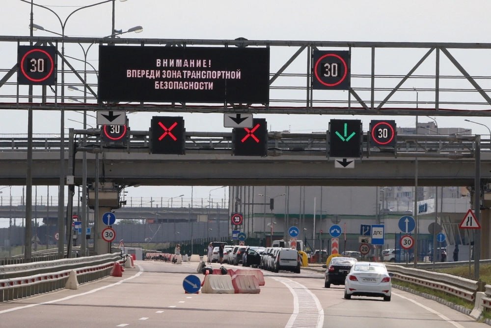 Почти 900 автомобилей ожидают досмотра перед въездом на Крымский мост со стороны Керчи и Тамани. Об этом сообщает канал оперативной информации об остановке на автоподходах к мосту. По данным на 12 часов дня на крымском берегу в очереди находились более 800 автомобилей, ждать досмотра тем, кто только подъехал, предстоит около трех часов. Со стороны Краснодарского края большой пробки нет, досмотра ожидают 64 машины. Пробка на выезде из Крыма стала формироваться сегодня около 7 часов утра и к полудню достигла 842 автомобилей. На Тамани, напротив, очередь из 250 авто была в утренние часы, а к обеду сократилась. Фото: Юлия Крымова / РГ