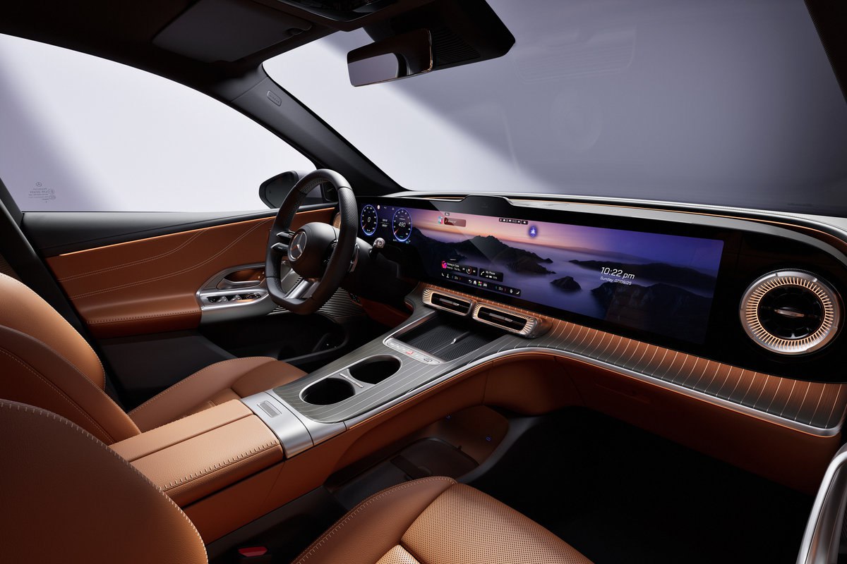 В Mercedes Benz заявили что не отказываются от обычных кнопок Глава отдела ПО компании Магнус Эстберг в интервью порталу Autocar заявил что марка признала важность физических клавиш для многих клиентов Поэтому в Mercedes Benz отошли от курса на полностью сенсорные интерьеры В качестве примера Эстберг привёл новый батарейный кроссовер GLC где традиционные переключатели имеются на руле и тоннеле Хотя вместе с тем он получил дисплей на передней панели диагональю 99 3 сантиметра самый большой в истории марки Топ менеджер добавил также что в будущих моделях может появиться ещё больше физических клавиш но это скорее всего коснётся только крупных кроссоверов поскольку в них больше свободы в выборе конфигураций интерьера а их покупателей больше волнует наличие кнопок autoruonline