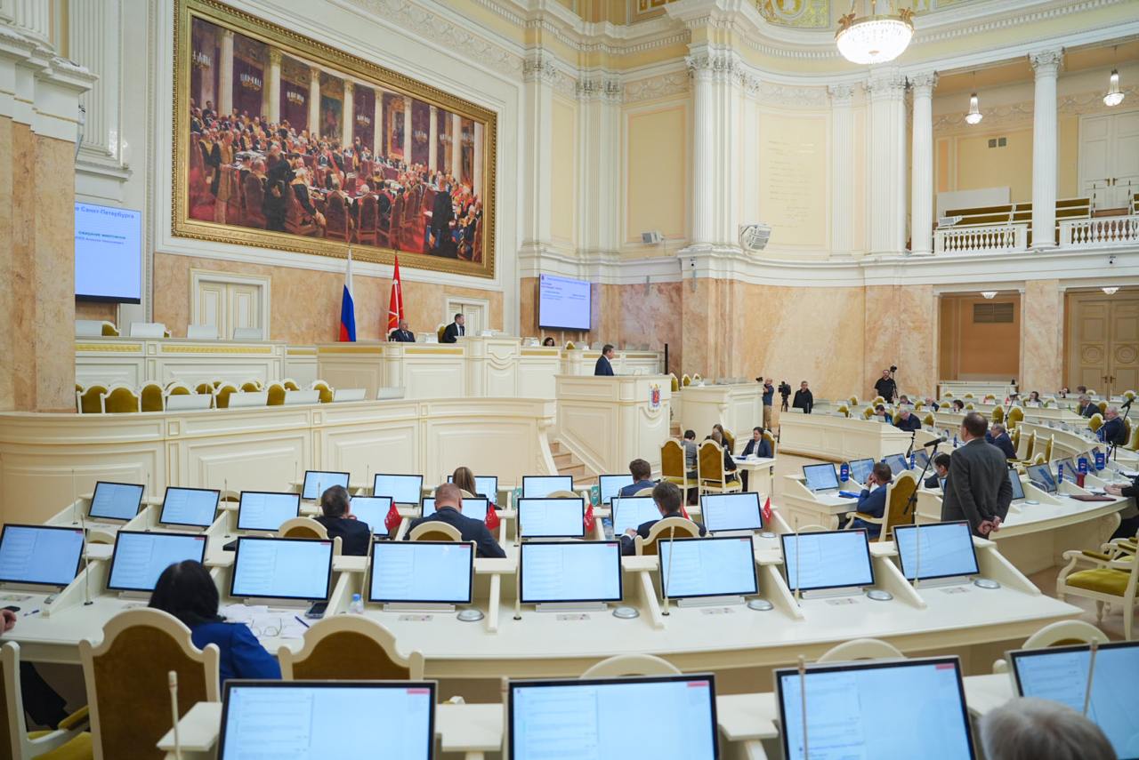 Пособия для студенческих семьей Петербурга увеличат более чем в 5 раз  Размер ежемесячного пособия для студенческих семей Петербурга увеличат более чем в 5 раз до 18 749 руб. Соответствующий законопроект в первом чтении приняли депутаты Законодательного собрания Санкт-Петербурга на заседании 30 апреля.    Сейчас выплата составляет 3457 руб. Размер пособия планируют увеличить до размера прожиточного минимума для детей в Петербурге.    : Пресс-служба Законодательного собрания Санкт-Петербурга    Подпишитесь на «Ведомости Северо-Запад»