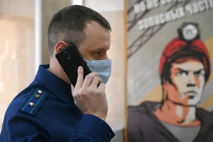 26 января Следователи в рамках уголовного дела устанавливают обстоятельства обрушения горной породы на руднике ПАО Гайский ГОК в результате которого погиб рабочий сообщается в телеграм канале регионального управления СК России в понедельник