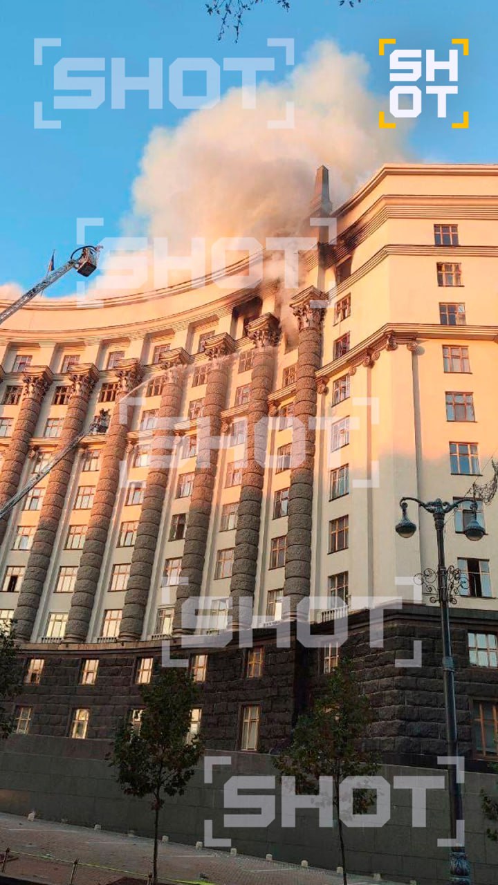 На фото полыхающий Кабмин Украины в Киеве Дрон мог попасть в верхний этаж здания который использует премьер министр страны Подписывайся на SHOT Прислать новость