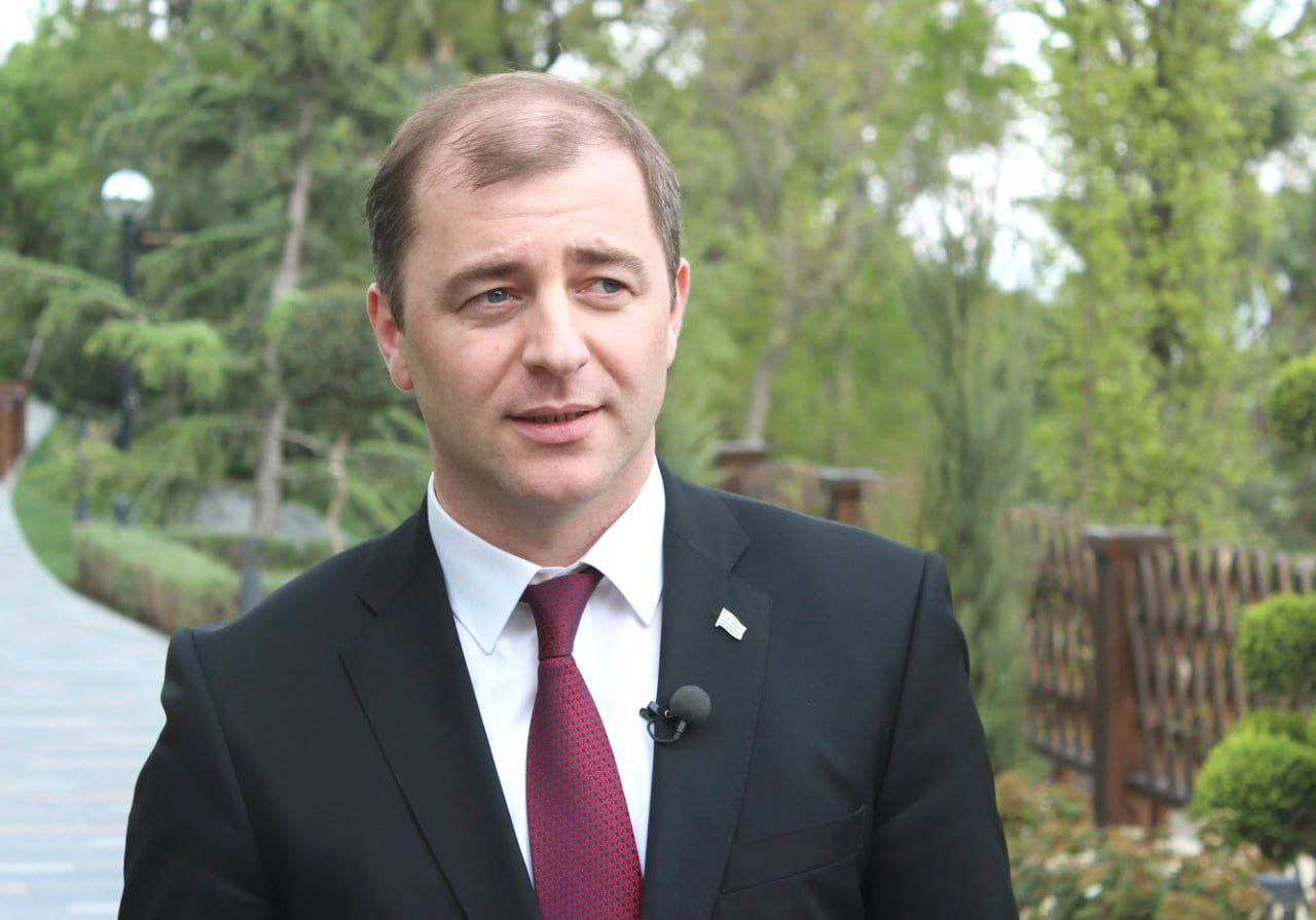 В Сочи задержали абхазского оппозиционера за езду без прав В Сочи задержан бывший кандидат в президенты Абхазии и оппозиционер Адгур Ардзинба. Как установили правоохранительные органы, политик незаконно пересек государственную границу по реке Псоу, после чего передвигался по городу на автомобиле, несмотря на действующее лишение водительских прав. Сочинский суд рассмотрел дело об административных правонарушениях и вынес решение о 15-суточном аресте Ардзинбы. Человек, игнорирующий элементарные правовые нормы и правила общественного порядка, всерьез рассчитывал возглавить республику.