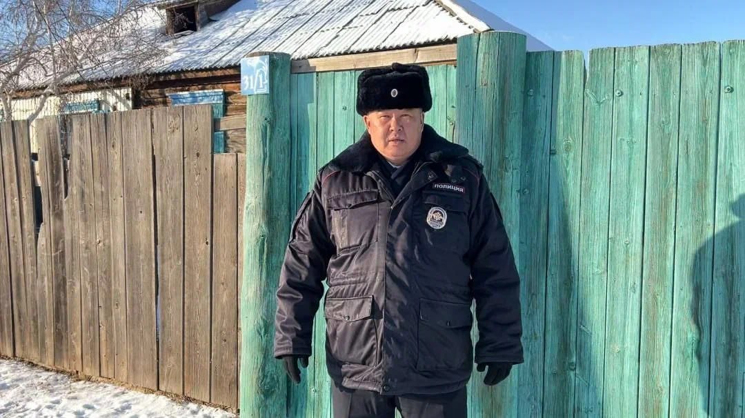 Происшествия с отравлениями в Бурятии продолжаются Как сообщает полиция Бурятии в Джидинском районе от отравления угарным газом едва не погибла семья пенсионеров Тревожный звонок из села Булык поступил ночью 60 летний местный житель едва успел продиктовать адрес и попросить о помощи поле чего связь неожиданно прервалась На вызов незамедлительно выехал старший участковый уполномоченный полиции старший лейтенант полиции Виталий Гармаев находившийся на суточном дежурстве По прибытии он обнаружил что в окнах деревянного дома мерцал тусклый свет и виднелось задымление в помещении На настойчивый стук в дверь никто не откликался Осознавая что промедление может стоить жизни находящимся внутри людям Виталий Гармаев вскрыл входную дверь Страж правопорядка сразу ощутил едкий запах дыма Осмотрев жилище он обнаружил в печи тлеющие угли Открыв настежь окна и двери полицейский прошёл в комнату и нашёл хозяев без сознания 60 летнего мужчину и его 54 летнюю супругу Понимая что причиной происшествия могло стать отравление угарным газом участковый уполномоченный полиции вызвал бригаду врачей после чего с медиками перенёс пострадавших в автомобиль Благодаря его профессиональным действиям граждане были своевременно доставлены в больницу где им оказали необходимую помощь сообщают полицейские Накануне Виталий Гармаев навестил семью находящуюся в медучреждении и в преддверии Нового года тепло поздравил их с приближающимся праздником Спасённые супруги не скрывали своей благодарности Они признались что благодаря полицейскому у них появился второй день рождения Год Змеи с его опасностями как предупреждал лама подробнее по ссылке выше не покинул территорию будьте внимательны и осторожны Фото полиция Бурятии