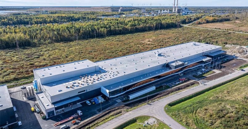 Канадская компания Neo Performance Materials запустила в Нарве завод по выпуску постоянных магнитов в промышленных масштабах Генеральный директор Neo Рахим Сулеман отметил что предприятие удалось построить в рекордные сроки Мы гордимся тем что открываем завод по производству магнитов построенный в сверхбыстрые сроки Мы также рады сообщить что заключили несколько контрактов с европейской автомобильной промышленностью заявил он Магниты производимые в Нарве будут использоваться в электромобилях ветряных турбинах и других высокотехнологичных отраслях В компании подчеркивают что проект снижает зависимость Европы от Китая который контролирует около 90 мирового производства магнитов и активно поддерживает российскую военную промышленность Завод получил 14 5 миллиона евро из Фонда справедливого перехода ЕС На первом этапе он создаст 300 рабочих мест в перспективе до 1000