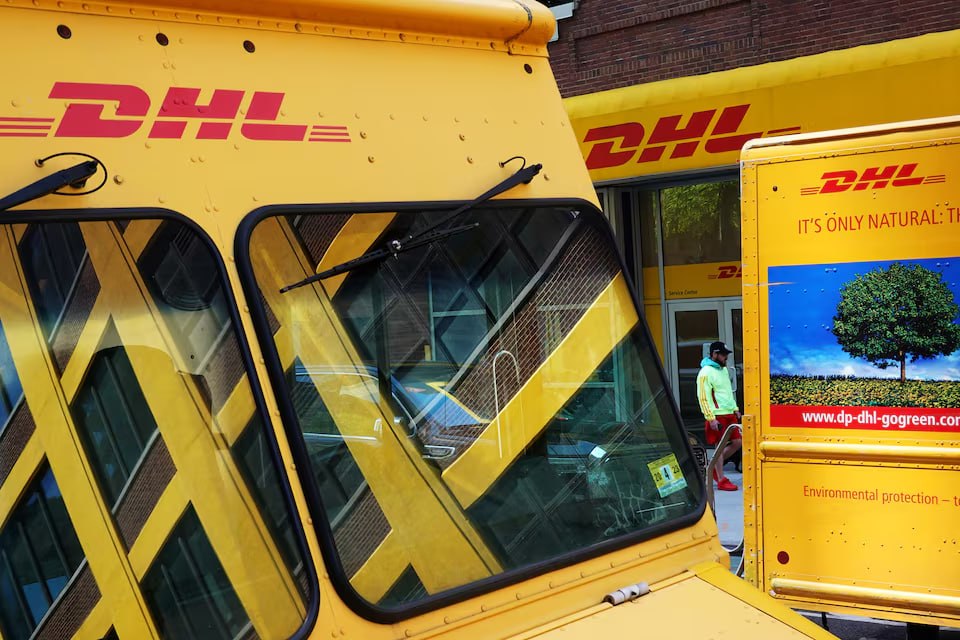 Reuters: DHL приостанавливает отправку товаров на сумму более 800 долларов потребителям США Компания DHL Express, подразделение немецкой Deutsche Post, сообщила, что с 21 апреля приостанавливает отправку по всему миру грузов стоимостью более 800 долларов физическим лицам в США, поскольку изменения в таможенном законодательстве США привели к увеличению сроков оформления. Уведомление на сайте компании не было датировано, но метаданные показали, что оно было составлено в субботу. DHL винит в прекращении работы новые таможенные правила США, которые требуют официального оформления всех грузов стоимостью более 800 долларов. До изменения правил 5 апреля минимальная сумма составляла 2500 долларов. DHL сообщила, что отправка грузов между предприятиями не будет приостановлена, но могут возникнуть задержки. Изменения не затронут грузы стоимостью менее 800 долларов США, предназначенные как для предприятий, так и для потребителей. Это временная мера, говорится в заявлении компании. На прошлой неделе в ответ на вопросы Reuters компания DHL заявила, что продолжит обрабатывать грузы из Гонконга в США. Это произошло после того, как на прошлой неделе Hongkong Post заявила о приостановке почтовых услуг для товаров, отправляемых по морю в США, обвинив США в «запугивании» после того, как Вашингтон отменил положения о беспошлинной торговле для посылок из Китая и Гонконга. #США #Тарифы Подписаться Сайт