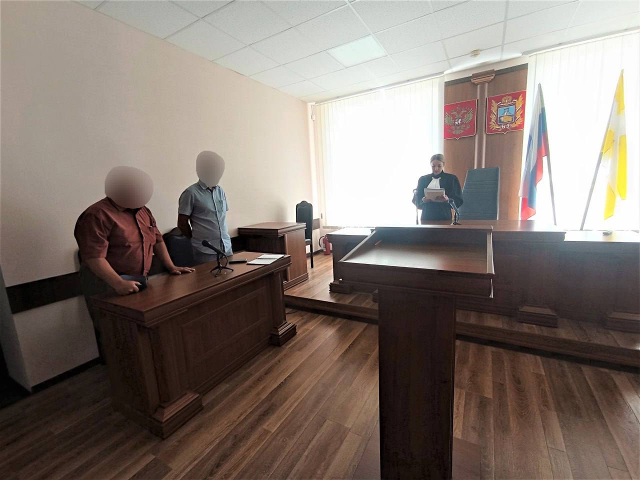 Стрелявшему в щенка мужчине суд вынес приговор Стрелок проходил по уголовной статье о жестоком обращении с животными 245 УК РФ . Суд установил, что он действовал умышленно, прицельно. Из-за полученных травм у животного случился паралич задних лап. Фигурант признал вину в суде и раскаялся. На заседании он сказал, что сожалеет, переживает и просит прощения. В качестве наказания ему назначили 300 часов обязательных работ. Как себя чувствует щенок, читайте тут. Фото: Мировые судьи Ставрополья Stavropol.Media Прислать новость