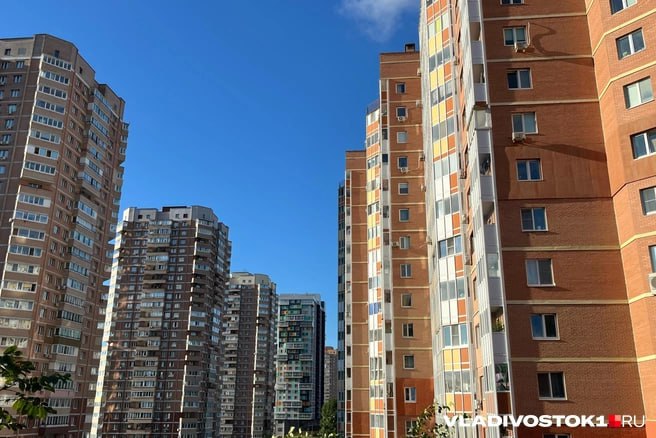 Владивосток оказался одним из наименее выгодных городов России для покупки квартир под сдачу показало исследование федерального портала Мир квартир Средняя доходность жилой недвижимости здесь составляет всего 5 2 годовых а окупаемость достигает 19 2 года Для сравнения в соседнем Хабаровске доходность аренды достигает 8 1 а срок окупаемости 12 4 года что делает его одним из самых привлекательных городов Дальневосточного федерального округа для инвесторов Хабаровск по доходности заметно опережает своих соседей по ДФО а Владивосток остаётся дорогим и менее выгодным для долгосрочного инвестирования В Чите доходность аренды составляет 6 7 при сроке окупаемости 14 9 года в Улан Удэ 6 4 и 15 7 года в Якутске 5 9 и 17 лет Наименее прибыльными для арендодателей являются квартиры в Севастополе где доходность составляет 5 а срок окупаемости 19 9 лет Аналогичная ситуация наблюдается в Белгороде 5 1 доходности 19 5 лет окупаемости и Чебоксарах 5 2 доходности 19 4 года окупаемости Подписаться в Telegram новость  Подписаться в MAX