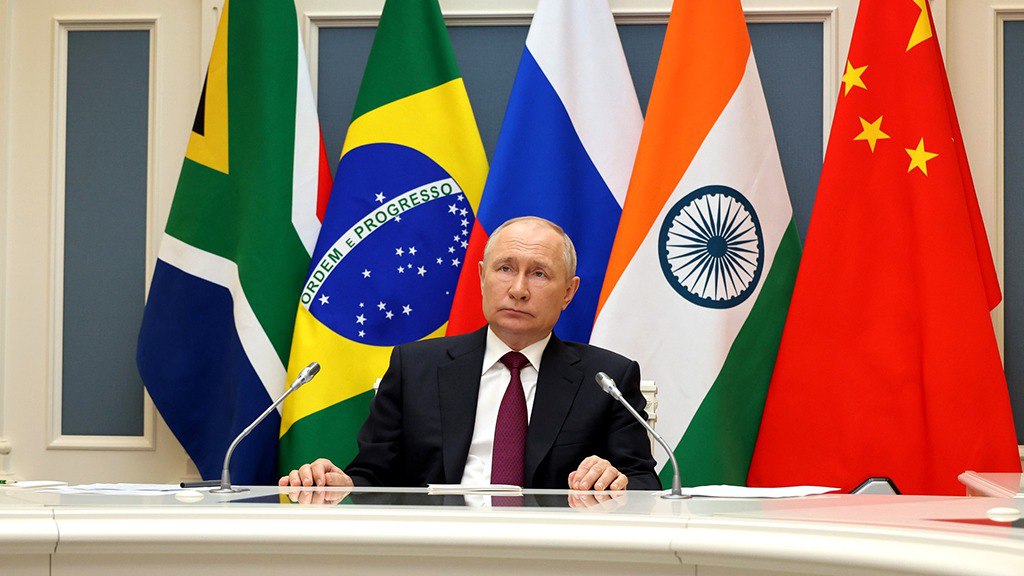 Путин примет участие в саммите БРИКС Путин примет участие в саммите БРИКС в Бразилии 6-7 июля, сообщил помощник президента РФ Юрий Ушаков. Лулу да Силва не поехал на прошлый саммит в Москве - он поскользнулся и ударился головой. Также ранее он критиковал Путина за то, что тот не поехал в Стамбул на переговоры с Украиной. Несмотря на то, что Силва специально приехал в Москву в попытке уговорить своего коллегу, к президенту РФ он так и не попал. Формат участия Владимира Путина в саммите пока не выбран. Скорее всего, будет онлайн. Агрегатор правды