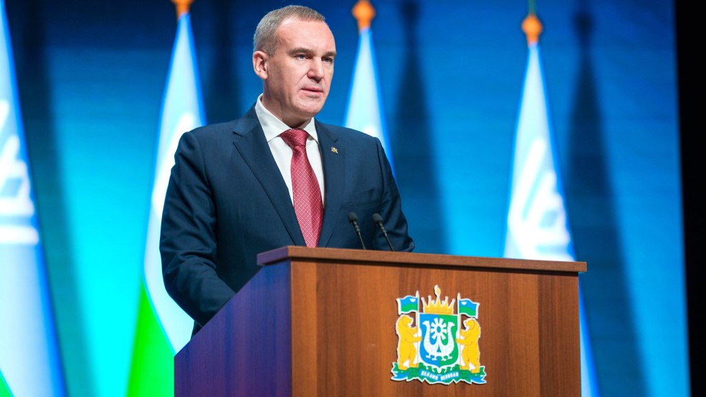 Сегодня губернатор Югры Руслан Кухарук выступил с ежегодным посланием в котором подвел итоги года и обозначил ключевые направления развития региона В числе приоритетов поддержка семей помощь ветеранам СВО развитие туризма диверсификация экономики и комплексное развитие территорий  Некоторые тезисы ежегодного послания губернатора Ханты Мансийского автономного округа Руслана Кухарука в том числе касающиеся перспектив развития региона в 2026 году Поддержка молодой семьи Один из ключевых приоритетов для чего уже заложены соответствующие меры в бюджете С 1 января молодые родители обучающиеся очно смогут получать югорский семейный капитал при рождении первого ребёнка с сохранением права на выплаты при рождении последующих детей Создание центра реабилитации для ветеранов СВО Планируется создать специализированное учреждение в Ханты Мансийском районе на базе Горноправдинской больницы В перечень направлений войдут протезирование школа ходьбы психологическая помощь и содействие в трудоустройстве Сохранение доли Югры в российской добыче нефти Одна из ключевых задач сохранение показателя на уровне 40 Губернатор поблагодарил нефтегазовые компании за вклад в экономику региона отметив при этом необходимость расширения социальных обязательств со стороны бизнеса Развитие туризма Сектор гостеприимства рассматривается как важный элемент экономики впечатлений Объём платных туристических услуг в округе впервые превысит 12 млрд рублей Для развития отрасли планируется обновление туристической инфраструктуры открытие гостиниц и использование потенциала филиала национального центра Россия как новой точки притяжения Поддержка местных производителей и ярмарок Власти намерены расширить географию ярмарок местных товаропроизводителей включая проект Товары земли Югорской Также поставлена задача активнее продвигать югорскую продукцию на рынки других регионов Развитие IT индустрии и дата центров Губернатор отметил преимущества Югры для строительства центров обработки данных включая климат и профицит электроэнергии Он поручил определить механизмы привлечения инвесторов в IT сферу подчеркнув что отрасль способна приносить значительные инвестиции и развиваться за пределами мегаполисов Комплексное развитие территорий В округе определены 12 опорных городов где будут реализовываться пилотные проекты комплексного развития территорий В их числе Ханты Мансийск Сургут и Нижневартовск Разработка мастер планов должна ускорить расселение аварийного жилья