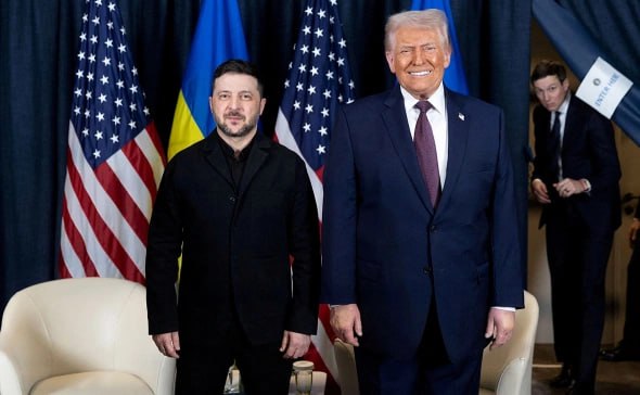 Дональд Трамп хочет чтобы все соглашения об окончании российско украинского конфликта были подписаны в рамках большой церемонии Об этом заявил президент Украины Владимир Зеленский CNN Он рассказал что разногласия между ним и Трампом в основном касаются последовательности шагов к миру американский президент считает идеальным одновременное подписание мирного соглашения Украины с Россией сделки Киева с Соединенными Штатами а также с европейскими странами о гарантиях безопасности Зеленский же настаивает на том что гарантии безопасности должны быть сначала согласованы и ратифицированы Конгрессом США Это даст украинскому народу уверенность в том что в будущем они могут полагаться на своих союзников полагает он jkinvest news jkinvest