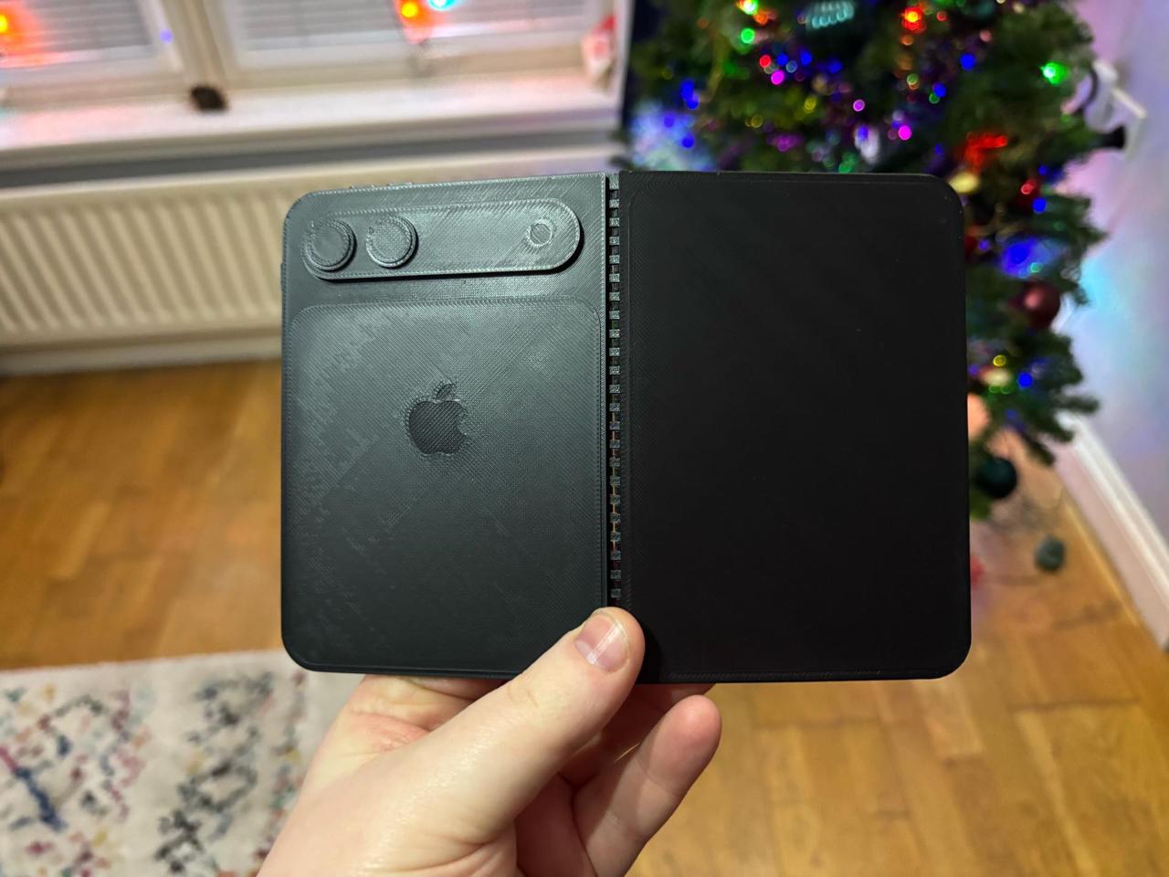 Теперь каждый может распечатать себе iPhone Fold Нужен простой 3D принтер Пока инженеры Apple активно дорабатывают первый складной iPhone в сети появились качественные 3D макеты которые уже можно распечатать на любом 3D принтере Пользователь портала MakerWorld под ником Subsy загрузил копию складного iPhone Fold в масштабе 1 1 которую можно распечатать на 3D принтере а затем вручную его раскрасить Это даст приблизительное представление о габаритах будущего девайса Subsy утверждает что модель основана на недавно просочившихся в сеть CAD чертежах складного iPhone Однако портал MacRumors сообщает что реальных утечек пока не было Вероятно более точные CAD рендеры и макеты начнут появляться в первые месяцы следующего года Согласно последним инсайдам iPhone Fold получит внешний дисплей на 5 3 дюйма и внутренний на 7 6 дюймов с нестандартным соотношением сторон 4 3 как у iPad Ожидается что Apple выпустит свой первый складной смартфон в сентябре 2026 года iguides