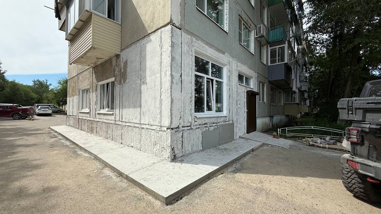 В Благовещенске осенью откроют новую модельную библиотеку Уже восьмую по счету модельную библиотеку откроют в Благовещенске. «Багульник» в Моховой Пади распахнет двери уже осенью. «В обновлённом пространстве можно будет не только читать, но и заниматься творчеством: записывать подкасты, обжигать керамику в муфельной печи, играть в настольные игры!», - сообщает мэрия. В помещении расширили дверные проемы, выровняли стены, заменили электрику, постелили напольное покрытие, поставили окна и двери. После приёмки работ установят кондиционеры, повесят шторы, расставят мебель и оборудование, сделают навигацию, обновят фасад здания. В библиотеке будет более 1000 современных книг! Реклама