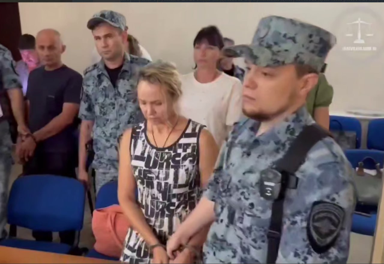 В Сочи осудили группу за незаконную торговлю гражданством.  Хостинский суд приговорил пятерых подозреваемых, включая лидера Лусине Саядян, к срокам от 1,5 до 3 лет колонии и штрафам. Группа с 2021 года за деньги оформляла документы для мигрантов, нарушая закон. По данным следствия, они помогли незаконно получить гражданство не менее 60 иностранцам.   Кубанские Новости