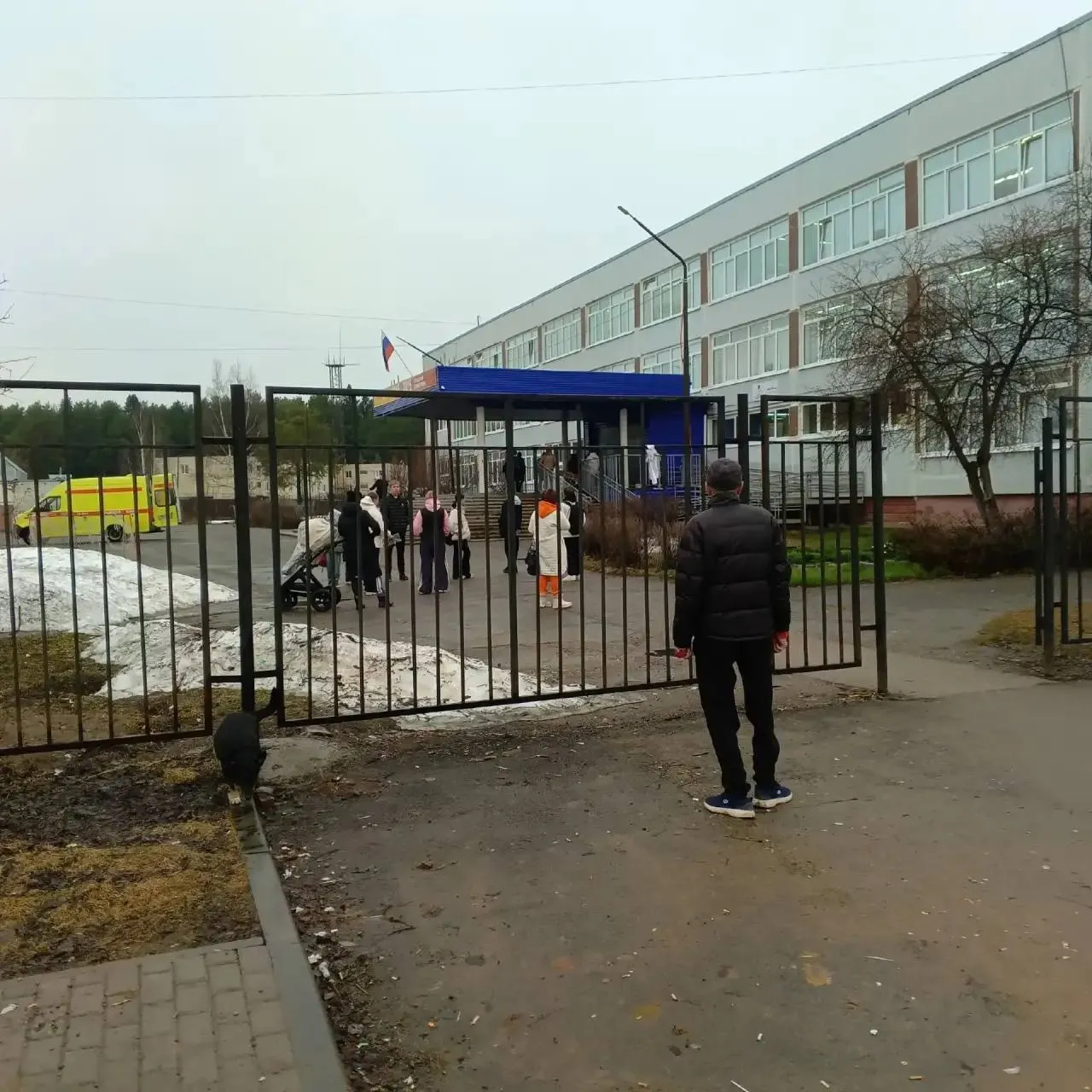 Школьник напал с ножом на учителя в Добрянке Сегодня утром у входа в школу 5 17 летний подросток нанес ножевые ранения учительнице Состояние педагога крайне тяжелое она в больнице врачи борются за ее жизнь Из Перми выехала бригада санитарной авиации Нападавший задержан на месте работают правоохранители Дмитрий Махонин губернатор Пермского края держит ситуацию на личном контроле   Подписаться   Дать буст Мы в MAX