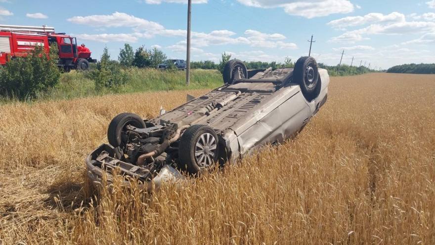 Две девушки пострадали в ДТП с перевернувшимся Chevrolet в Россошанском районе Авария произошла вчера на 3-м километре трассы Первомайское – Атамановка. 18-летняя водитель съехала с дороги, после чего машина опрокинулась. Пассажирок автомобиля – 18-летнюю жительницу Лисок и 17-летнюю жительницу Подгоренского района госпитализировали.
