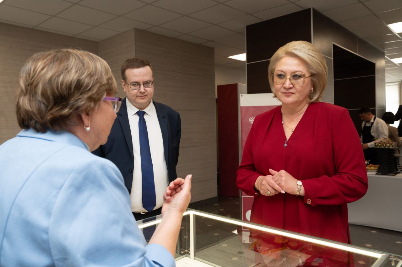 В преддверии Дня русского языка и дня рождения А.С. Пушкина провела круглый стол, посвященный государственной политике в области защиты, поддержки и развития русского языка. Его участники – сенаторы РФ, учителя, представители вузов и заинтересованных ведомств. Мероприятие состоялось в Институте Пушкина. Обсудили вопросы подготовки кадров, научной литературы, учебников и методических пособий, социально-культурной адаптации детей-мигрантов, укрепления русского языка в странах СНГ. Решение этих задач требует межведомственного взаимодействия и комплексного подхода. Также поддержали предложение профессора Екатериной Ожеговой, внучки автора толкового словаря русского языка С.И. Ожегова – в год 125-летия ученого увековечить его память и установить памятную доску в Москве. С участниками мероприятия возложила цветы к памятнику А.С. Пушкина. Язык поэта - наше достояние и главная мягкая сила.