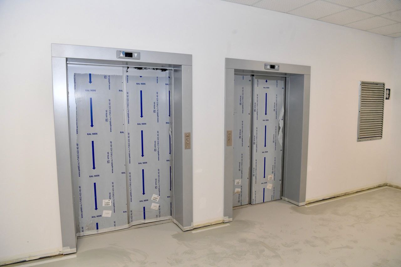 Завершим к концу года строительство двух социальных объектов Петрозаводска филиала поликлиники N 4 на Кукковке и детского сада в микрорайоне Петровская Слобода Значительный объем работ уже выполнен Оба здания возводит компания КСМ и планирует сдать объекты к концу года В поликлинике на Кукковке идёт отделка помещений и монтаж инженерных систем Следующий этап наполнение медучреждения современным оборудованием Поставки уже начались всего приобретём более 5 000 единиц Новый филиал позволит снизить нагрузку на поликлинику N 4 и повысить качество медпомощи жителям Кукковки В высокой степени готовности детский сад в новом микрорайоне Петровская слобода Это будет садик который мы построим впервые за много лет в историческом центре города Сейчас здесь ведутся внутренние работы и благоустройство территории После сдачи объекта начнём процесс лицензирования и оснащение садика оборудованием И поликлинику и детский сад планируем открыть в 2026 году НашаКарелия