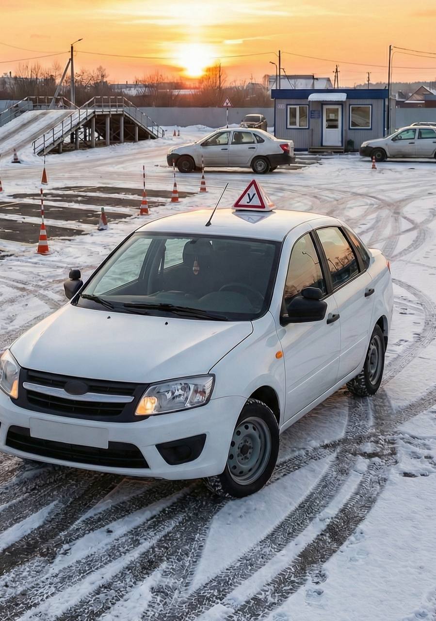 В России запустят официальный рейтинг автошкол МВД утвердило критерии по которым будет оцениваться качество обучения Это сделает выбор школы более осознанным По каким критериям будут оценивать Будет учитываться число ДТП произошедших из за нарушений ПДД выпускниками в которых погибли люди на 1 тыс выпускников А также число ДТП произошедших из за нарушений ПДД выпускниками в которых ранены люди на 1 тыс выпускников Статистика по итогам экзаменов в ГИБДД Рейтинг будет составляться ежегодно и публиковаться в открытом доступе на сайте Госавтоинспекции Зачем это нужно Система направлена на повышение качества подготовки водителей Открытые данные помогут абитуриентам выбрать надежную школу а самим автошколам работать лучше Закон о создании единой системы оценки эффективности автошкол в России был принят в ноябре 2025 года и вступит в силу спустя 180 дней после опубликования Подпишитесь на РОО СБДД