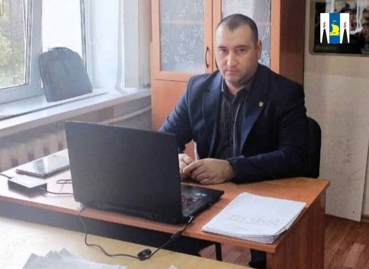 На Сахалине ветеран СВО стал преподавателем Вильдан Фарулин ветеран СВО и педагог психолог по образованию завершил службу и вернулся к работе в школе Специалисты Кадрового центра в Аниве помогли ему пройти профессиональную переподготовку по программе Учитель основ безопасности и защиты Родины Кроме того в рамках нацпроекта Кадры инициированного Президентом России Владимиром Путиным ветеран освоил дополнительную квалификацию Оператор беспилотных авиационных систем до 30 кг Теперь он передает свои знания школьникам Работа очень нравится На протяжении всего обучения специалисты помогали и поддерживали поделился Вильдан Фарулин Как отметила заместитель руководителя Агентства по труду и занятости населения Сахалинской области Наталья Ковалева кадровые центры становятся точкой опоры для ветеранов позволяя им найти себя и почувствовать востребованность в гражданской жизни Подписывайтесь на нас в MAX sakhgov