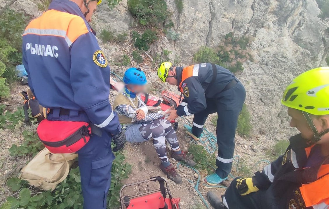 Альпинист сорвался с горы Сокол  Сегодня в восточной части горы Сокол мужчина, двигаясь по альпинистскому маршруту «Истукан», по неосторожности сорвался с высоты около 10 метров.  "Сотрудники Судакского аварийно-спасательного отряда оперативно обнаружили мужчину и оказали ему первую помощь: наложили воротник Шанца на шейный отдел позвоночника, иммобилизовали запястье левой руки, обработали раны и ссадины. После этого спасатели, проложив страховочную линию, при помощи носилок эвакуировали его с труднодоступного сыпучего участка к автомобилю скорой медицинской помощи и передали медработникам", - рассказали в Министерстве чрезвычайных ситуаций Республики Крым.