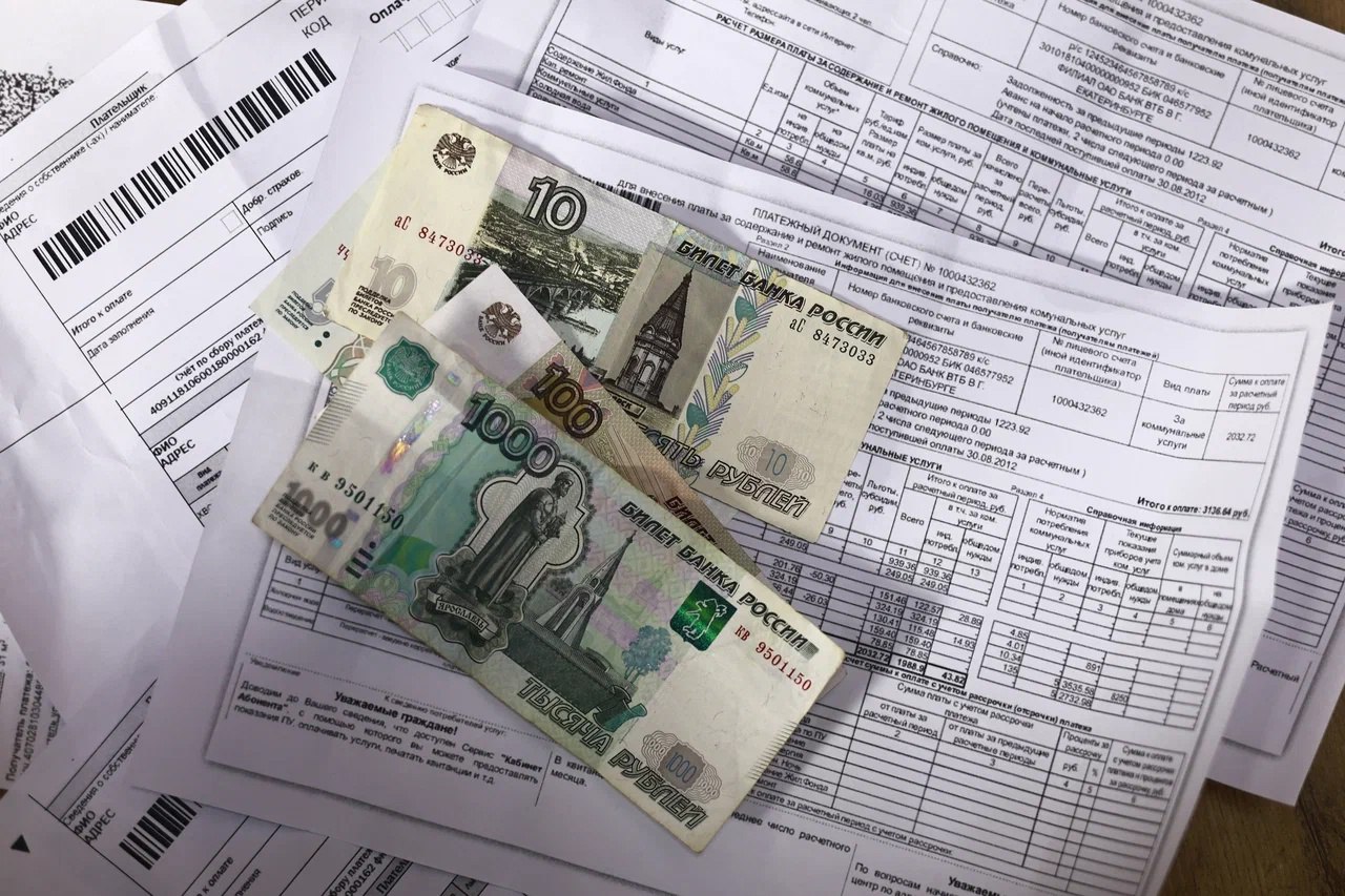 ЖКХ под контроль: «Единая Россия» добилась прозрачности работы УК и ТСЖ Президент России подписал закон, инициированный партией «Единая Россия», который обязывает управляющие компании УК и товарищества собственников жилья ТСЖ отчитываться перед жильцами. С 1 января 2026 года вся отчетность этих организаций станет обязательной к размещению в государственной информационной системе. По новому закону, УК должны будут раскрывать информацию о доходах и расходах, объёмах оказанных услуг и исполнении договоров управления. Это решение направлено на повышение прозрачности в сфере ЖКХ и устранение злоупотреблений со стороны недобросовестных компаний. Собственники жилья получат доступ ко всей информации о деятельности своей управляющей компании. Это позволит жителям более эффективно контролировать использование своих средств и качество обслуживания многоквартирных домов. «Это реальный инструмент наведения порядка в ЖКХ, который усилит контроль со стороны граждан. Люди наконец смогут видеть, как именно тратятся их деньги», — заявил депутат Госдумы от «Единой России», член комитета по строительству и ЖКХ Александр Якубовский. Осташко! Важное подпишись #важное