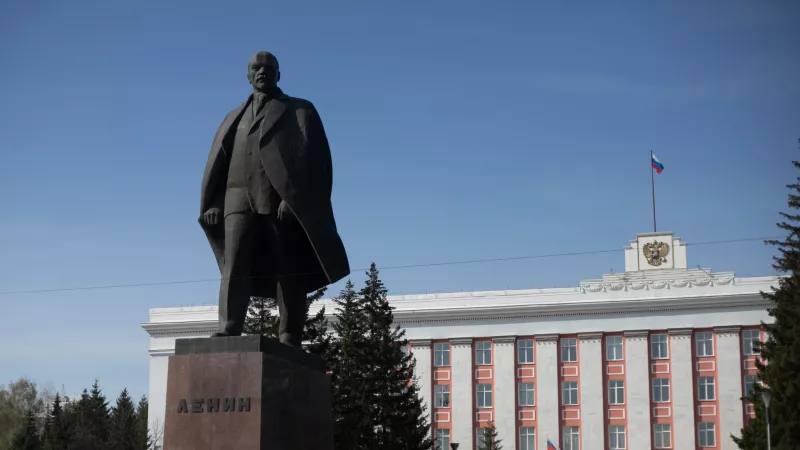 Памятник Ленину на площади Советов спустят на землю Это связано с ремонтными работами. Подрядчику нужно будет устранить сколы и трещины на гранитных блоках постамента, обновить гранитную плитку, а также очистить саму скульптуру вождя. Для этого ее демонтируют, а после окончания работ вернут на место, закрепив с помощью двух анкеров. Все работы должны сделать до 15 августа. ТОЛК