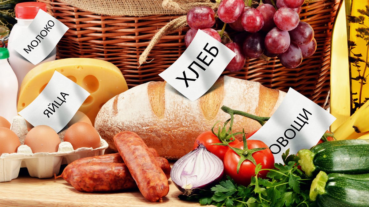 Объединения крупных производителей продуктов встали на тропу войны против ритейла Крупнейшие отраслевые союзы обратились к главе Правительства с просьбой привлечь их к разработке новой национальной модели торговли Производители продовольствия настаивают на ужесточении регулирования для торговых сетей Они предлагают снизить с текущих 25 до 15 от продовольственного товарооборота порог определения доминирующего положения сетей и ограничить максимальную долю их собственных торговых марок в ассортименте 25 Помимо основных предложений Руспродсоюз настаивает на законодательном запрете для сетей прописывать односторонние и неравные штрафы Ритейлеры напротив предлагают ослабить регулирование в частности отменить лимиты на логистические услуги и развитие онлайн витрин По мнению производителей это будет способствовать скрытой концентрации рынка и ограничит развитие независимых продавцов