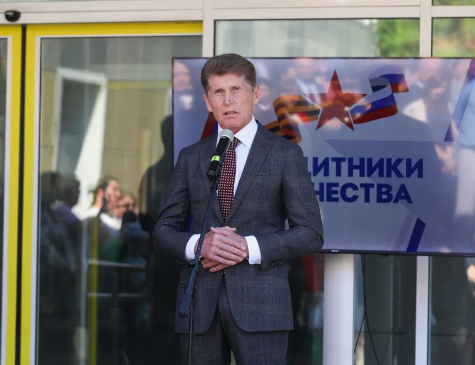 Олег Кожемяко поручил за семь дней усилить работу филиалов фонда «Защитники Отечества»  В Приморье должны быть созданы лучшие условия для работы координаторов фонда «Защитники Отечества». Такую задачу губернатор Приморского края Олег Кожемяко поставил перед руководителями территорий и профильных ведомств. Срок исполнения — ­ровно 7 дней.    «На местах должны быть полностью вовлечены в вопросы адаптации наших ребят по возвращении их домой. Должны быть удобные помещения с кондиционерами с учётом того, что люди приходят с инвалидностью. Подобрать нужных специалистов, обучить их, назначить достойную зарплату, обеспечить компьютерами. Мы должны быть готовы к тому, когда начнут возвращаться тысячи людей. Нужно все организационные вопросы отработать до мелочей», – озвучил поручение губернатор Приморского края Олег Кожемяко.  Возвращению в мирную жизнь возвращающихся с фронта ветеранов СВО ведётся системно: бойцы получают протезы и инвалидные кресла, адаптивную одежду, также в их домах устанавливают устройства «умного» дома.    За два года существования приморского отделения фонда «Защитники Отечества» туда обратились и получили поддержку более 1,2 тысяч участников СВО и 4,5 тысяч их близких.     Психологическую и юридическую получили 3 тысячи человек, медицинскую помощь — ­2,5 тысяч человек. Фонд обучил и трудоустроил 130 ветеранов СВО, еще 270 прошли переподготовку.