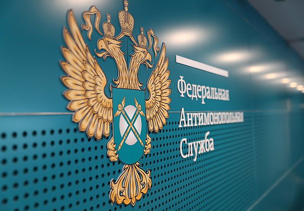Маршруты в Геленджик включили в мониторинг для недопущения роста цен авиабилетов Федеральная антимонопольная служба ФАС России контролирует стоимость авиабилетов по маршрутам в Геленджик. Служба включила соответствующее направление в еженедельный мониторинг стоимости авиабилетов. Об этом сообщает ТАСС со ссылкой на пресс-службу ведомства. "В связи с публикуемой в СМИ информацией в целях недопущения необоснованного роста стоимости авиабилетов служба включила маршруты в Геленджик и обратно в еженедельный мониторинг по 150 туристическим маршрутам, который организован совместно с профильными ведомствами, – отметили в ФАС. – Служба контролирует стоимость авиабилетов в эконом-классе на внутренних перевозках". При выявлении значительного подорожания ФАС проводит анализ расходов и доходов авиакомпаний отдельно по каждому направлению. aviaru.net/n285778