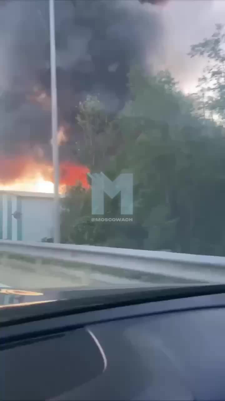 Пожар на складе в селе Белый Раст Дмитровского района