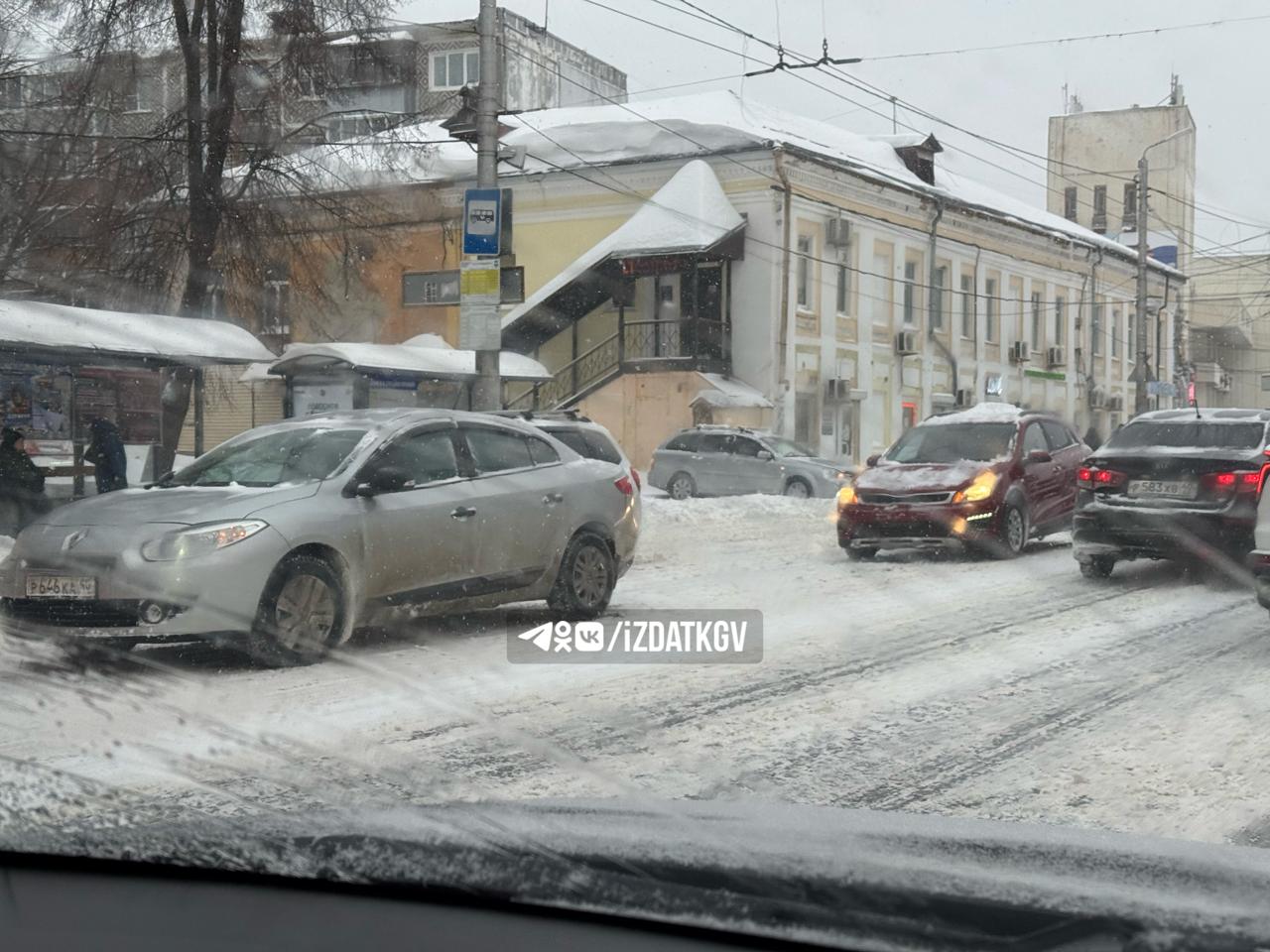 Легковушки столкнулись на улице Ленина в Калуге ДТП произошло возле перекрестка с улицей Кирова Левый ряд перекрыт а по правому к остановке подъезжает общественный транспорт поэтому движение затруднено Наш канал в MAX Прислать новость