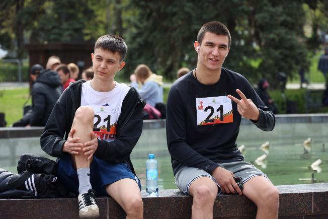 На старт эстафеты в Челябинске вышли пять тысяч спортсменов Победители получили статуэтку «Бронзового бегуна».