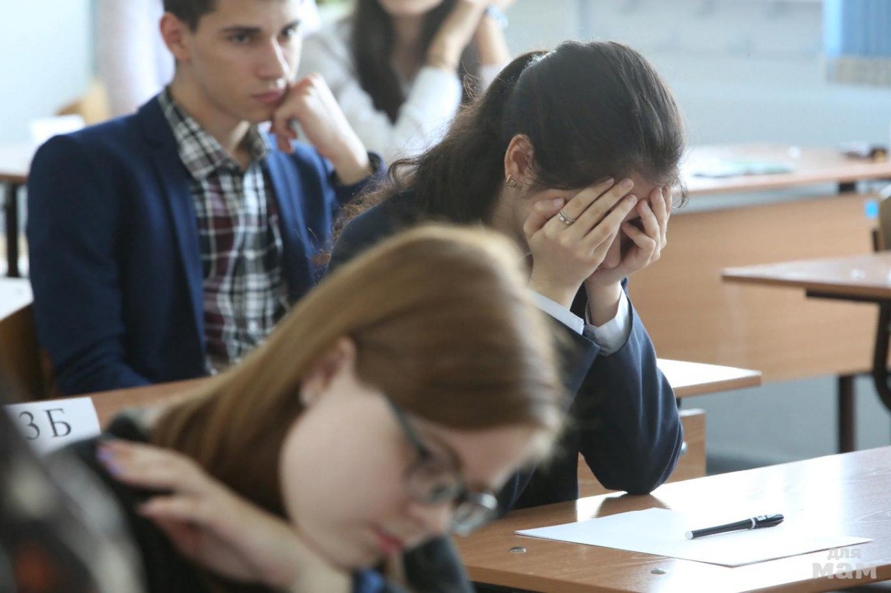 ЕГЭ проверяет не уровень знаний, а уровень везения, считает почти половина российских школьников. Наверное, поэтому ребята берут с собой иконы нервничают и переживают из-за него. А самый страшный экзамен для них — не по математике, а по русскому языку. Его боятся 27% девятиклассников и каждый пятый одиннадцатиклассник, выяснила платформа «Умскул». В топ сложных предметов попало обществознание, несмотря на его популярность. Однако с 1 сентября предмет исчезнет из программы 6–7 классов, а с 2026 года останется только в 9–11, решило Минпросвещения. Родители полагают, что таким образом их вынуждают тратиться на дорогостоящих репетиторов.