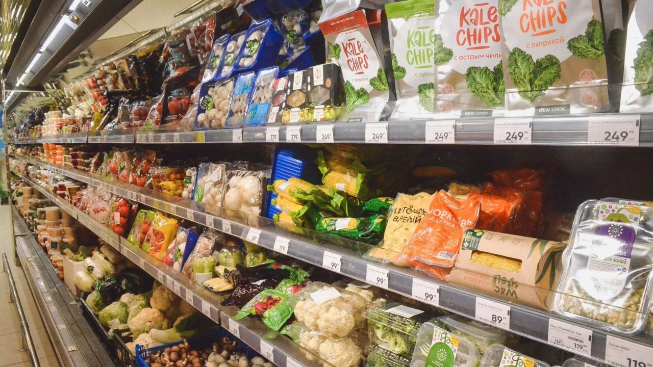 Продолжает дорожать: Минфин опубликовал данные о динамике цен в Омске. Продукты продолжают дорожать: это, конечно, не новость, но всегда интересны детали. Порция свежих данных появилась на портале федерального Минфина «Ай Мониторинг». Выяснилось, что за неделю 9-16 июня цена на свинину поднялась почти на 10 рублей за кило, на морковь – на 5 рублей теперь это в среднем 68 рублей 40 копеек за килограмм , на яблоки – на 4 рубля до 192,95 , на репчатый лук на 2 с лишним рубля до 59,46 . Картофель, и без того дорогой, подорожал еще на рубль — до 83 рублей 19 копеек за кило. Исключением стала говядина, подешевевшая за неделю на 5 рублей. Ее средняя цена сейчас, по данным Минфина, — 610 рублей 56 копеек за килограмм. Эх, а зарплаты когда будут расти... Написать в редакцию можно здесь.