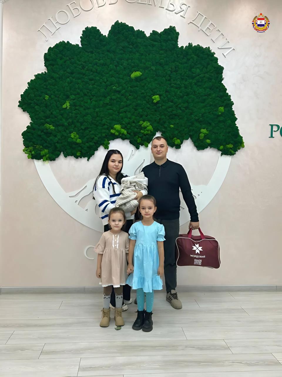 В семье Кочемасовых большая радость У Зарины и Олега родился сын Иван первый мальчик в семье Дома его ждали две старшие сестрёнки теперь в доме ещё больше детского смеха и любви Главное для родителей чтобы дети росли здоровыми счастливыми и чувствовали поддержку друг друга Зарина и Олег мечтают построить собственный дом где будет место для всех и где всегда тепло и уютно Семья опора Мордовии и всей России источник тепла любви и веры в будущее СемьяРМ Подписаться на Главу Мордовии В Телеграм t me zdunov В Макс max ru zdunov