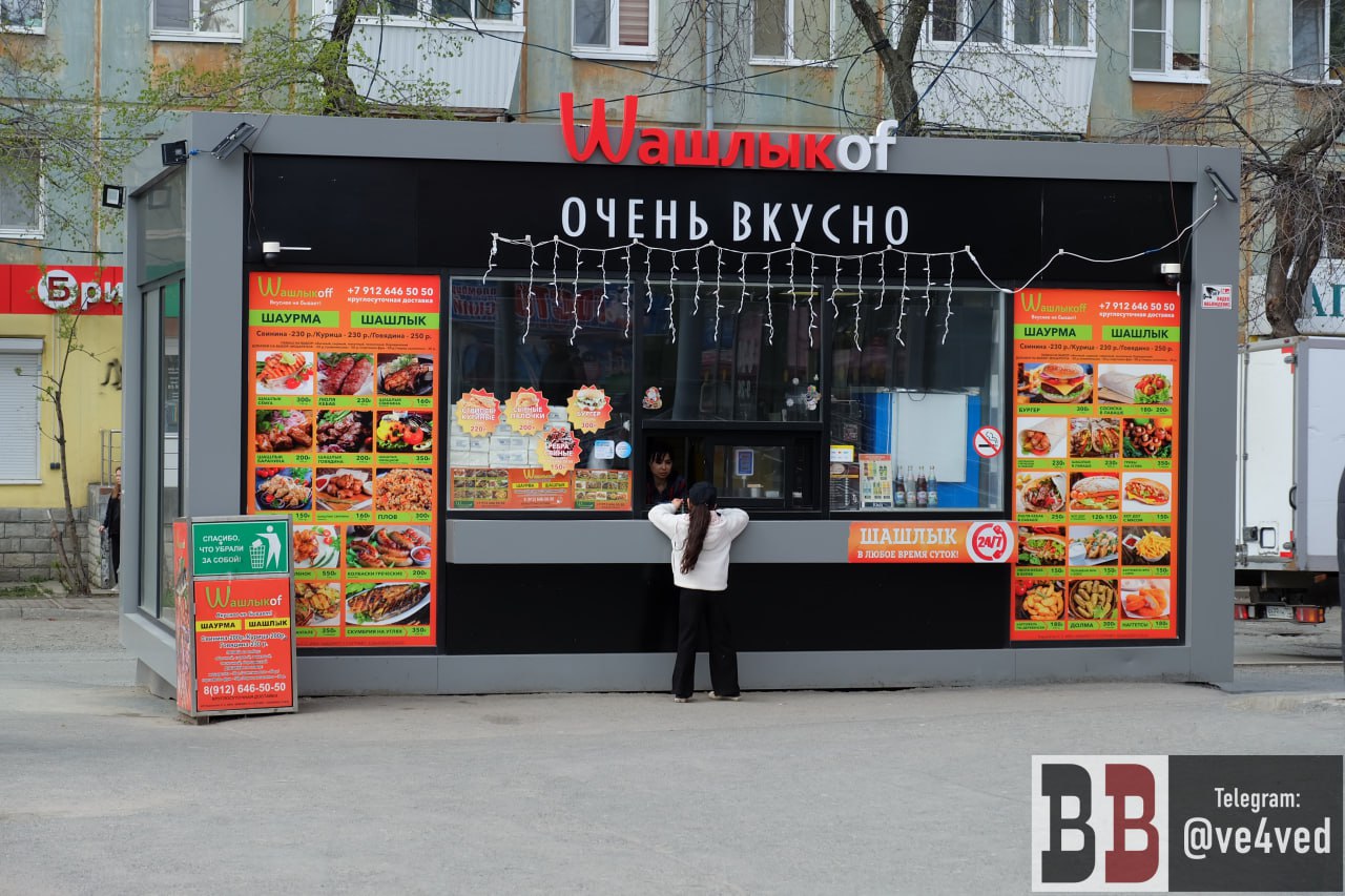 Внезапное решение суда может остановить снос киосков в Екатеринбурге Предприниматели из сферы НТО Екатеринбурга внезапно выиграли суд у правительства Свердловской области Внезапно потому что решение относительно оспариваемого правительственного постановления было вынесено судьёй Свердловского областного суда Светланой Полевщиковой ещё в июле 2024 года и тогда предпринимателям было отказано Истец ООО Ренткомплект Инвест не стал подавать апелляцию и оно вступило в силу Однако апелляцию уже после истечения сроков на обжалование подало одно из привлеченных в дело третьих лиц ООО Инвест групп также из сферы нестационарной торговли А вместе с ней и ходатайство о восстановлении пропущенного на обжалование срока И судья 7 го кассационного суда общей юрисдикции Станислав Тетюев восстановил срок и вынес новое решение по делу признав незаконным постановление Правительства Свердловской области от 27 12 2022 года 934 ПП в части установления сокращенного двухгодичного срока продления договоров на право установки киосков Об этом ve4ved рассказал юрист Ассоциации предприятий малоформатной торговли Константин Акатьев Начавшийся в этом году в Екатеринбурге массовый демонтаж киосков и павильонов был как раз связан с истечением двухгодичного срока на период которого они были размещены Теперь судом признано что данный срок установлен незаконно при имевшейся федеральной рекомендации продлить договоры на право размещения киосков на семь лет объяснил ve4ved Акатьев Теперь властям придётся разрабатывать новую нормативную базу для продления а значит все киоски договоры по которым не были расторгнуты останутся на своих местах на законных основаниях На какой срок это решать уже областным властям но продление сделать придётся считает юрист Акатьев назвал сегодняшнее решение эпохальным и сказал что благодаря нему снесённые киоски теперь тоже смогут вернуться на прежнее место если они не успели расторгнуть договор Телеграм канал ve4ved Поддержать Подписаться Прислать новость 18