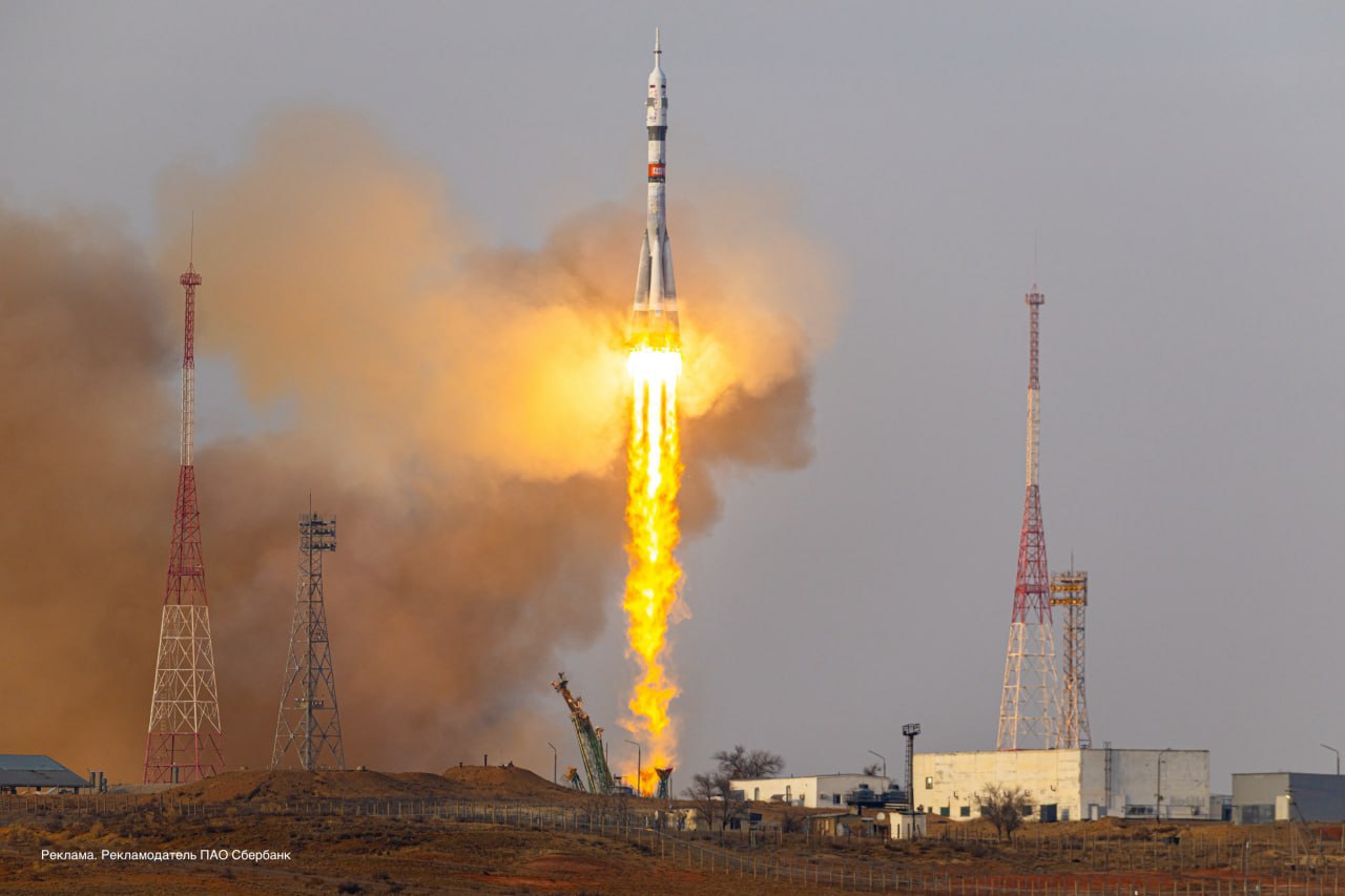 Полет к мечте клиенты СберПервого отправились на Байконур Этой осенью клиенты СберПервого получили шанс выиграть невероятный приз путешествие на космодром Байконур Для участия нужно было оформить накопительное страхование жизни Формула жизни или Почетный резерв В ноябре 10 победителей отправились в шестидневный тур Они увидели вывоз и установку ракеты лично пообщались с космонавтом а также с Леонидом Елениным российским астрономом и открывателем комет Кульминация поездки проводы космонавтов и исторический момент запуска корабля Союз МС 28 Пережить такой опыт бесценно Подробнее о возможностях и привилегиях по ссылке
