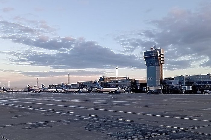 Екатеринбуржцы застряли в Кольцово на всю ночь из за задержки самолётов В Екатеринбурге задержали несколько рейсов из за чего десятки уральцев застряли в Кольцово Речь идёт о самолётах авиакомпании Red Wings в Томск и Улан Уде Борт в Томск должен был вылететь в 01 40 но вылет перенесли на 07 05 Всю ночь переносили также вылет самолёта в Улан Уде Изначально лайнер должен был вылететь в 00 30 Кроме того на полтора часа задерживаются рейсы компании Аэрофлот и Уральские авиалинии в Краснодар На час был перенесён вылет самолёта Red Wings в Нижний Новгород на 11 15 вместо 10 00 Причины задержек неизвестны Однако издание ЕАН пишет что сбои в работе Red Wings связаны с поломкой самолета Официальных комментариев по этому поводу не было uralweb ru