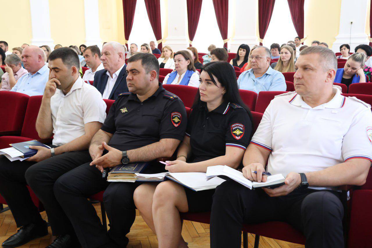 Прокурором Кавказского района проведено межведомственное совещание по вопросам соблюдения прав несовершеннолетних В ходе проведенного под председательством прокурора района межведомственного совещания рассмотрены вопросы эффективности деятельности по проведению ремонтных работ в общеобразовательных учреждениях района, детской оздоровительной кампании 2025 года, о предотвращении экстремизма и терроризма в подростковой среде на территории муниципального образования Кавказский район. В работе совещания приняли участие глава района, руководители структурных подразделений администрации района, представители органов и учреждений системы профилактики безнадзорности и правонарушений несовершеннолетних, руководители правоохранительных и контролирующих органов, а также руководители иных заинтересованных ведомств. В рамках совещания особое внимание уделено организации летнего отдыха, оздоровления и занятости детей, в том числе состоящих на всех видах профилактического учета, профилактике подростковой преступности, предотвращению экстремизма и терроризма в молодежной среде. По результатам совещания выработаны конкретные меры, направленные на недопущение нарушения прав и законных интересов несовершеннолетних, усиление межведомственного взаимодействия в данном направлении деятельности. Также на контроль поставлены ход и результаты выполнения ремонтных работ в образовательных учреждениях в рамках готовности к новому учебному году.