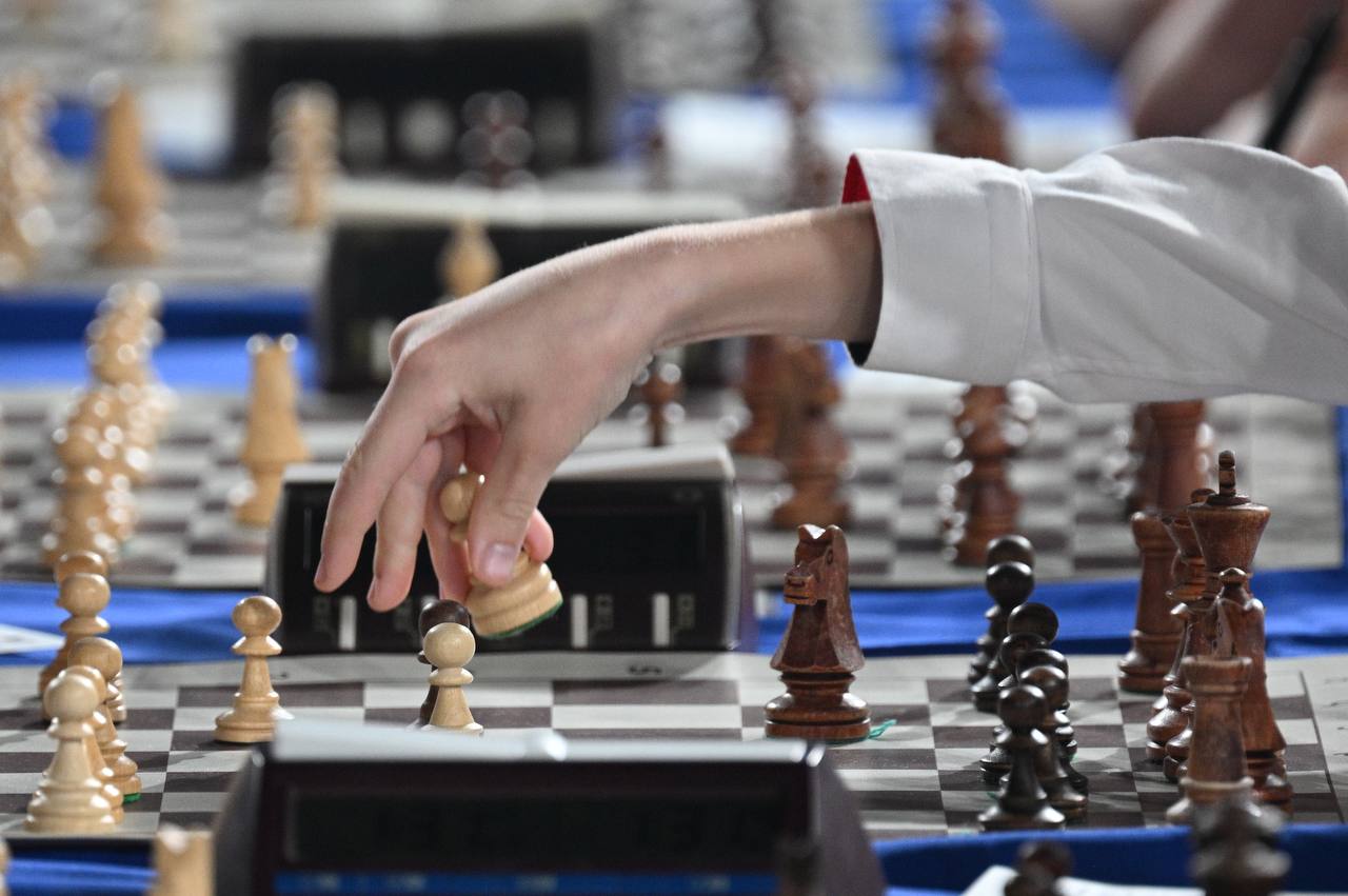 Norway Chess и FIDE объявили о запуске нового чемпионата мира по шахматам Новый чемпионат мира объединит классические и быстрые шахматы сообщается на сайте FIDE Соревнования будут состоять из четырех турниров в году и проходить в разных городах мира Турнир определит общего чемпиона в классических шахматах рапиде и блице Гарантированный призовой фонд чемпионата мира составит 2 7 млн долларов в год по 750 тысяч долларов в каждом из первых трех турниров и 450 тысяч долларов в финале плюс бонусы за наибольшую сумму очков на каждом турнире и за лучший общий результат в туре Пилотный турнир запланирован на осень 2026 года а первый полноценный сезон должен стартовать в 2027 году Подписывайтесь на РИА Новости Спорт в MAX