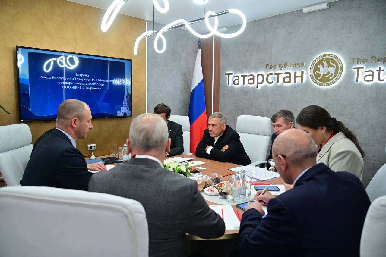 Рустам Минниханов встретился с генеральным директором ООО «ВК» Вконтакте Владимиром Кириенко. «Одно из важных направлений сегодня – внедрение отечественных цифровых решений, в том числе в органах государственной и муниципальной власти. Сегодня мы ведем подготовительную работу по замещению иностранного почтового сервера отечественным решением. Для этого важно наладить тесное взаимодействие с лидерами IT-индустрии, одним из которых является компания ВК», - подчеркнул Рустам Минниханов. В ходе встречи обсудили возможность введения отечественного почтового сервиса для государственных служащих, организацию пилотирования проекта по хранению и обработке данных, тиражирование лучших практик автоматизации кадрового электронного документооборота. Владимир Кириенко отметил, что Татарстан сегодня в числе передовых регионов в части развития цифровых решений. «Хочу поблагодарить Вас за поддержку. И приглашаю посетить VK-фест», - заключил генеральный директор ООО «ВК» Вконтакте .