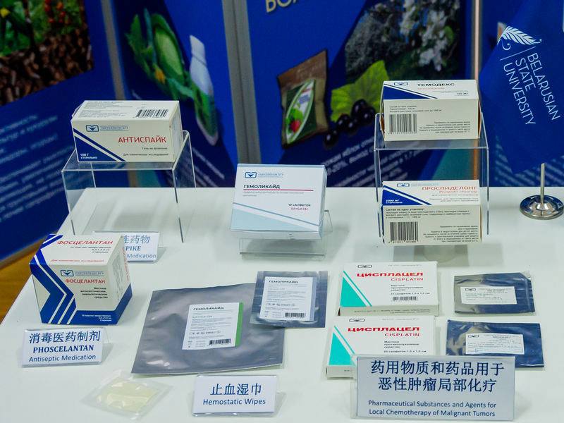 Ученые БГУ разработали состав лекарственного препарата нового поколения Разработка не имеет прямых аналогов и призвана существенно улучшить качество жизни и скорость реабилитации пациентов Речь идет о повышении эффективности и безопасности лекарственных средств применяемых для лечения хронических ран онкологических заболеваний и профилактики послеоперационных осложнений Фосцелантан Проспиделонг Антиспайк Инновация ученых заключается в добавлении к составу лекарственных средств уникального полимерного материала на основе полисахаридов целлюлоза и крахмал Они хорошо совместимы с организмом человека и не токсичны ℹ  Подробнее читайте на сайте университета