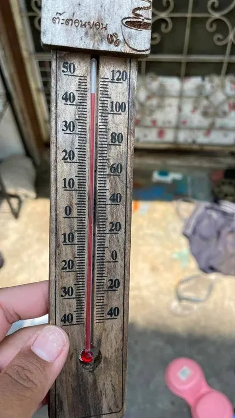 В Бангкоке зафиксировали экстремально опасный уровень жары до 52 C сообщает Bangkok Post Жителей и туристов просят по возможности не выходить на улицу и избегать длительного пребывания на солнце из за риска тепловых ударов Наши каналы Telegram MAX
