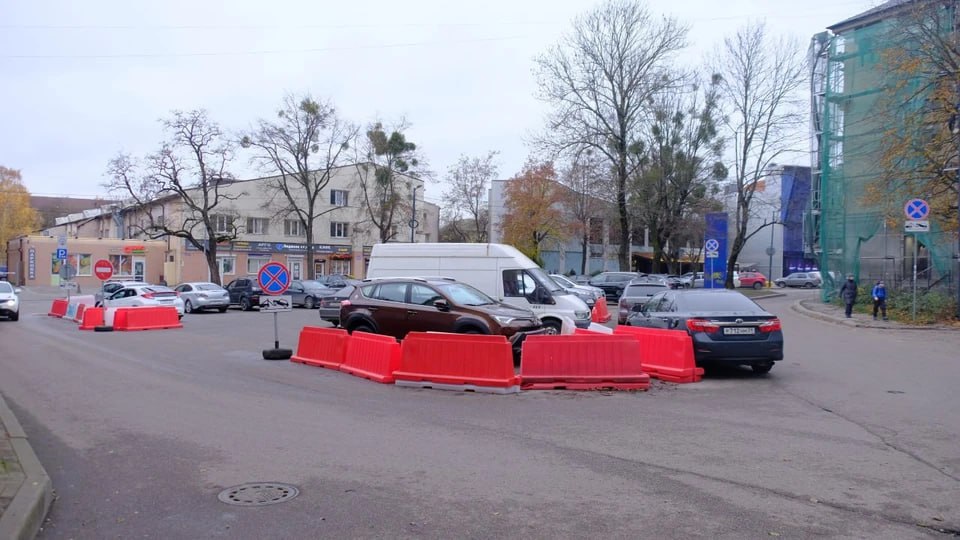 Парковка на улице Барнаульской закроется на неделю рабочие займутся разметкой В Калининграде на улице Барнаульской планируют ориентировочно на неделю закрыть большую автомобильную парковку С 1 декабря начнутся работы по нанесению дорожной разметки и установке знаков Об этом предупреждает пресс служба городской администрации Отмечается также что в этот период муниципальная Городская служба автопарковок на стоянке будет монтировать свое оборудование Водителей просят учитывать эту информацию Фото Администрация Калининграда