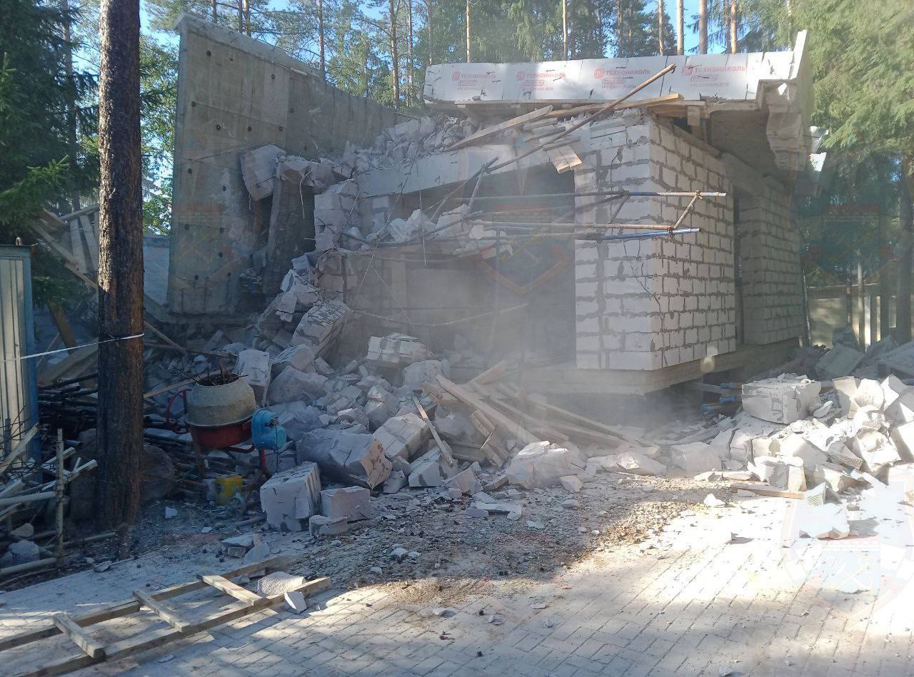 Уголовное дело возбудили после обрушения строящегося дома в Ленобласти. Под завалами погибли два человека, еще один, 37-летний рабочий, с тяжелыми травмами. По нашей информации, перекрытие второго этажа дома, который в Вартемягах возводили из газобетонных блоков, рухнуло накануне около половины четвертого часа дня.
