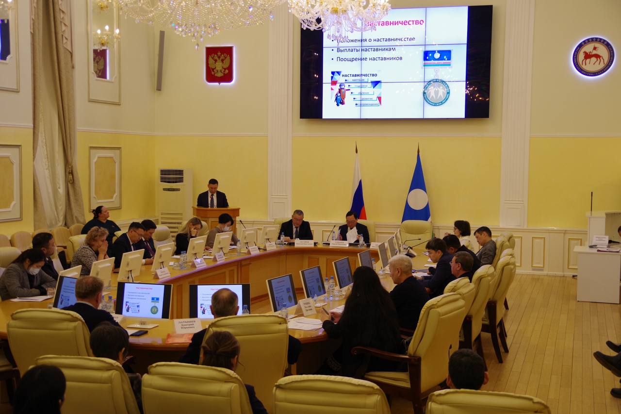 Заседание трехсторонней комиссии в Якутии молодежь квалификации соглашения Сегодня в Доме Правительства состоялось заседание Республиканской трехсторонней комиссии по регулированию социально трудовых отношений Данная площадка объединяет представителей Правительства работодателей и профсоюзов для решения важнейших вопросов в сфере труда Заседание прошло под руководством заместителя Председателя Правительства РС Я Георгия Степанова В центре внимания были несколько стратегически важных тем Лучшие практики трудоустройства молодежи Руководители ПАО Якутскэнерго и АО Сахатранснефтегаз поделились своим успешным опытом в интеграции молодых специалистов в отрасли что особенно актуально для развития кадрового потенциала республики Развитие системы независимой оценки квалификации Министр строительства Якутии Виктор Романов рассказал о работе и перспективах Центра оценки квалификаций ЦОК Это важный шаг к повышению профессионального уровня специалистов и их конкурентоспособности Новое соглашение о социально трудовых отношениях Министр труда и социального развития РС Я Елена Волкова выступила с докладом о разработке проекта Республиканского регионального соглашения которое определит векторы взаимодействия в области социально трудовых отношений на 2026 2028 годы   План работы Комиссии на 2026 год Первый заместитель министра труда и социального развития Якутии Альбина Трубина представила на утверждение План работы Республиканской трехсторонней комиссии на следующий год задавая темп и направления дальнейшей работы Отметим работа Комиссии направлена на выработку решений направленных на совершенствование деятельности в сфере социально трудовых отношений через взаимные обязательства сторон социального партнерства mintrud yakutia МинтрудЯкутии СоциальноТрудовыеОтношения РТК ТрудМолодежи РынокТруда ЦОК РазвитиеЯкутии РаботаВЯкутии