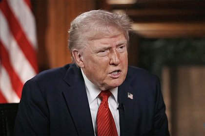 Трамп оценил возможность силового присоединения Канады к США Американский лидер Дональд Трамп оценил возможность присоединения к США Канады и Гренландии при помощи силы. Речь об этом президент завел в разговоре с телеканалом NBC News. По словам главы государства, он «совершенно не видит» сценарий силового присоединения Канады и Гренландии к США. Отвергнув подобный сценарий, Трамп отметил, что в случае своего присоединения Канада стала бы ценным штатом для страны. Он рассказал, что когда смотрит на искусственно созданную между странами границу, то размышляет о том, какая прекрасная страна могла бы быть. В своих выступлениях Трамп неоднократно заявлял, что большинство жителей Канады мечтают, чтобы страна стала 51-м штатом США. Последний раз Трамп обратился к канадцам с предложением о присоединении в день парламентских выборов.